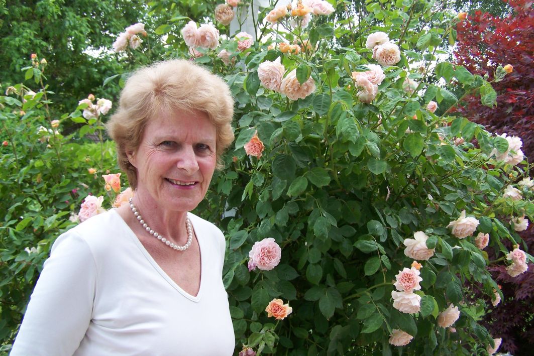 Susi vor dem weißen Rosenbusch